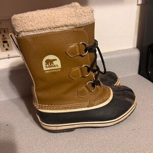 Sorel YOOT PAC lace up boots with tan upper and black lower youth size 3